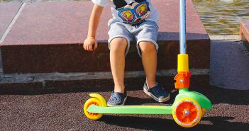 Самокат для детей: забава, транспортное средство или спортивный тренажер?